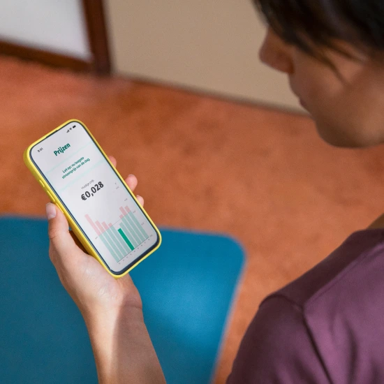 Persoon bekijkt actuele stroomprijzen in de Powerpeers app