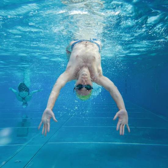 Zwemmer in helder water — eerlijke inkoopvergoeding